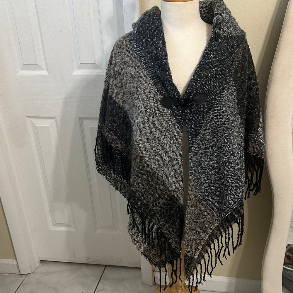 Elegant Gray Knit Shawl with Fringe